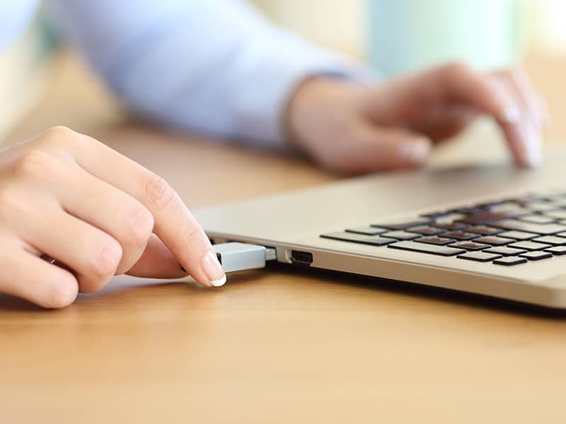 Eject Usb Drives Woman Hand Connecting A Pendrive In A Laptop | ITque